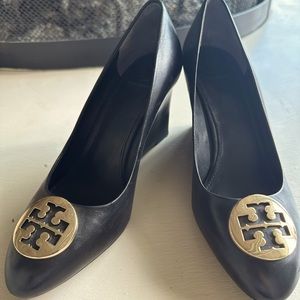 Tory Burch Chelsea Wedge Pump in Black Size 8M